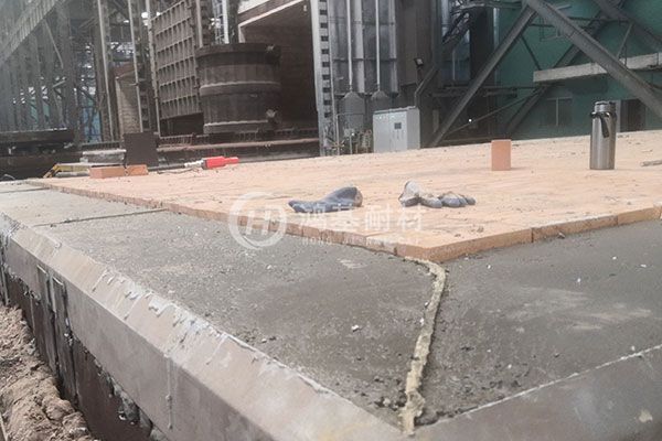臺(tái)車式鍛造加熱爐臺(tái)車圍擋施工完畢