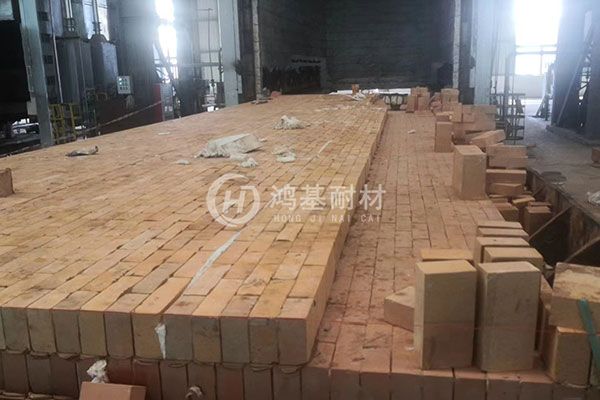 臺(tái)車式鍛造加熱爐臺(tái)車表面耐火磚鋪設(shè)