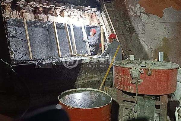 湖北幸福鋁業(yè)熔鋁爐鋁門修補案例